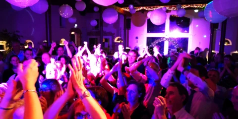 Menschen die von stereojam zum feiern animiert werden und die arme hoch zum klatschen nehmen