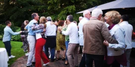 Gartenparty mit Livemusik von Stereojam in Bad Oldesloe. Die Menschen tanzen.