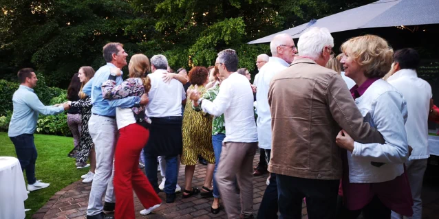 Gartenparty mit Livemusik von Stereojam in Bad Oldesloe. Die Menschen tanzen.