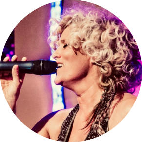 Sängerin Mel live in Aktion 