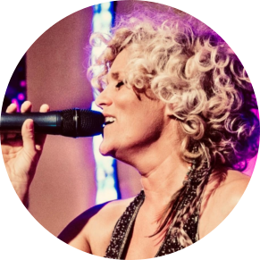 Sängerin Mel live in Aktion 