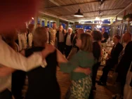 Stereojam feiert mit einer Gesellschaft eine kleine Hochzeiotsparty in der Bar du mar Hüde