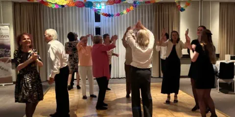 Stereojam sorgt für beste Partystimmung, mit feiernden Menschen auf einer Firmenfeier in Schwerin